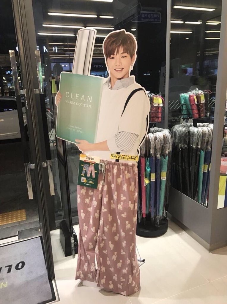 sandsseine's tweet photo. สแตนดี้ศิลปินหรือหุ่นแฟชั่น 5555555555555555555555555555555555555 https://t.co/gYz5nY1DeZ