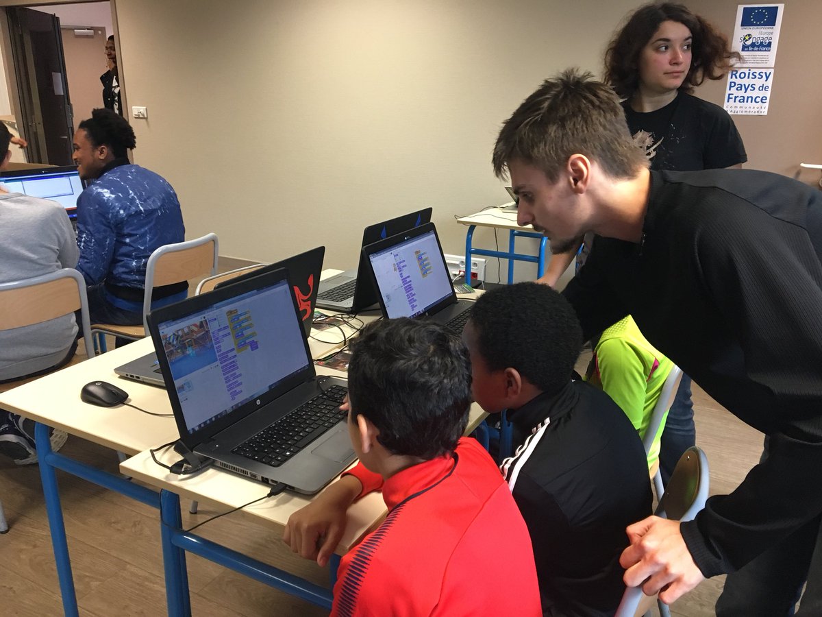 LaFabNum's tweet photo. Mélia et Yann apprennent aux enfants à programmer avec #Scratch ! #LaFabNum https://t.co/h8uASrlqwo