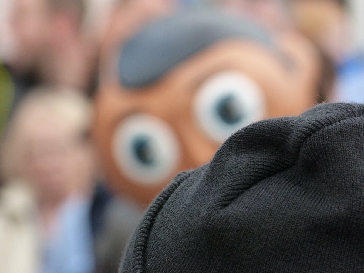 Billiephons's tweet photo. A bobbins photo from the statue unveiling of @FrankSideB 4 years ago #YouKnowItIsItReallyIs https://t.co/GrMLvcxXDZ