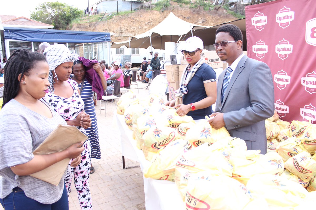 ukhozi_fm's tweet photo. #SabcFoundation &amp; @EyadiniLounge &amp; NozuluLuxLiner #FloodsDisaterRelief #DurbanStorm #SabcCares #UkhoziCares https://t.co/rqhf6G1zgy