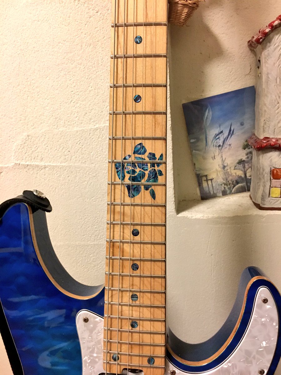 たなとす Roseliaのギターインレイかっこよすぎたからespに展示してあったやつを参考に自分で作りました W Roselia バンドリ