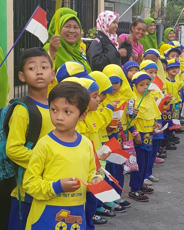 EMCOPaint's tweet photo. https://t.co/6uY0U7yaQV Anak-anak kecil menyambut Pak Camat dan tamu undangan untuk melihat kampung mereka yang hijau dan bersih 🌳 #suraba https://t.co/MHmh9YGwv1