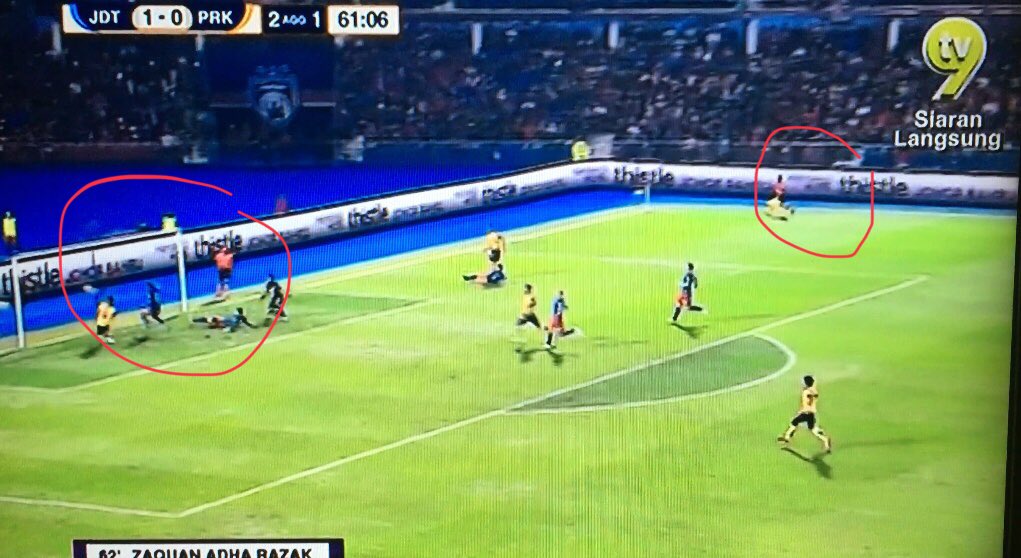 yuyayivegs's tweet photo. Bola dah gol tapi pengadil tak sampai lagi..tetiba offside π...papelah labuu... #PerakvsJDT #PRKvsJDT #PialaMalaysia #TMPialaMalaysia2017 https://t.co/VU2AGqUNJQ