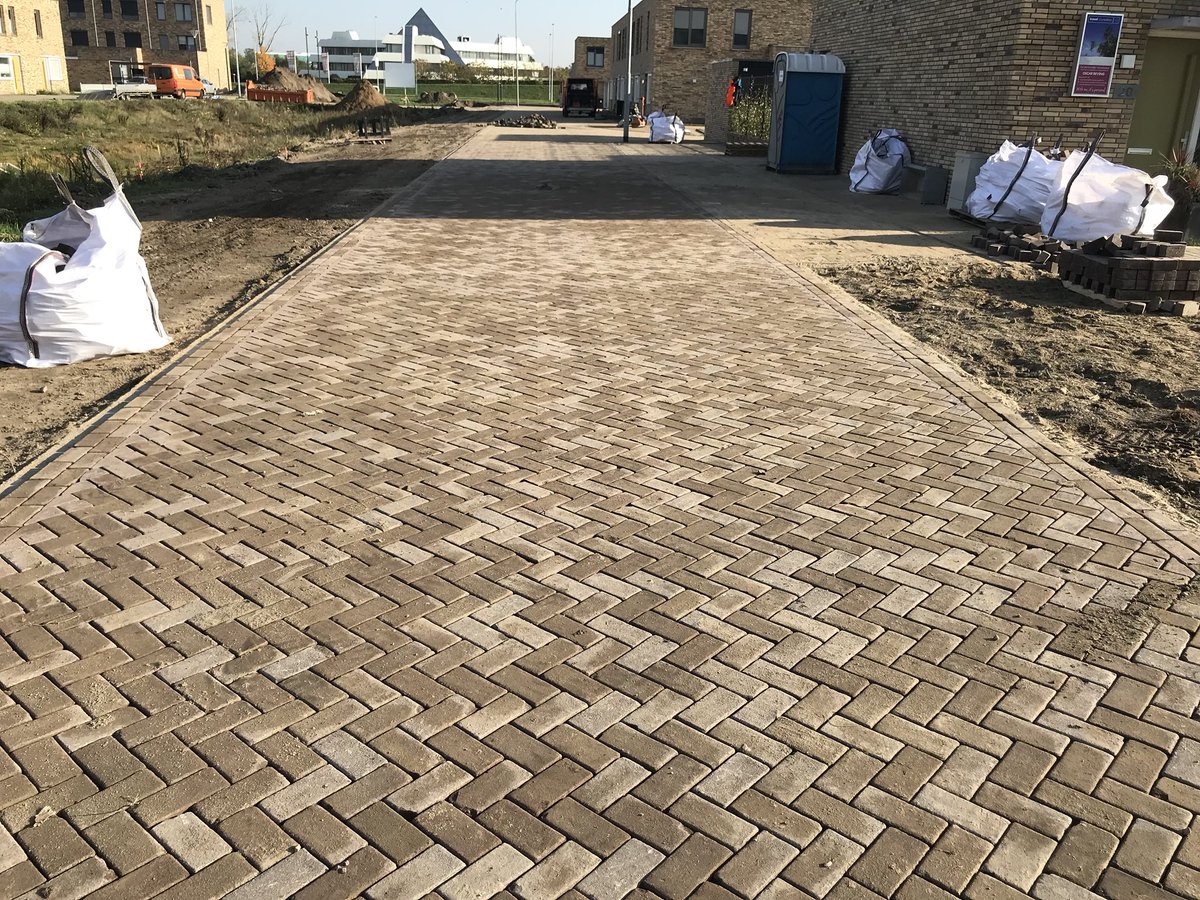 BMV_Verhuur's tweet photo. Gebr vd Berk uit Gerwen leveren weer kwaliteit in #Eindhoven met de #RoadPrinter van #BMV. #nieuwgebakkenklinkers https://t.co/uHDcLH0Xve