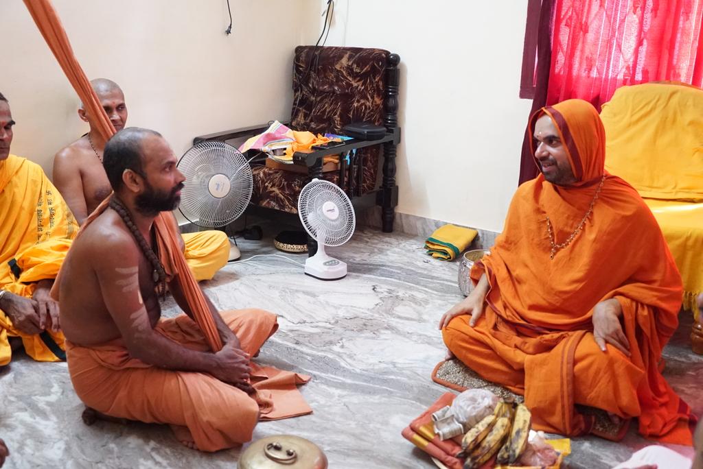 SriSamsthana's tweet photo. ಪದ್ಮಪಾದಾಚಾರ್ಯರ ಕವಲಿನ ಶಂಕರಾಚಾರ್ಯ ಪೀಠವಾದ ತ್ರಿಶೂರಿನ ತೆಕ್ಕೆಮಠದ ಶ್ರೀಗಳು ಗುರುವಾಯೂರಿಗೆ ಬಂದು ಭೇಟಿಯಾದ ಶುಭಸಂದರ್ಭ..

ಅತಿಶಯ ವಿನಮ್ರತೆಯಿಂದ ಹೃದಯ ಗೆದ್ದರವರು! https://t.co/S2Zd1NUmVV