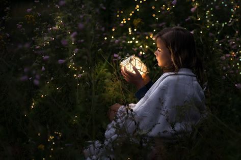 On garde le silence
          par pudeur, 
                par respect, 
                       par douleur…