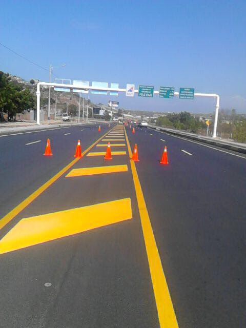 PaulGranda's tweet photo. Parte de nuestro compromiso con el #PactoVialEc es señalizar las vías de forma adecuada. @Lenin 
¡La seguridad vial tarea de todos! https://t.co/baPClGAhNw