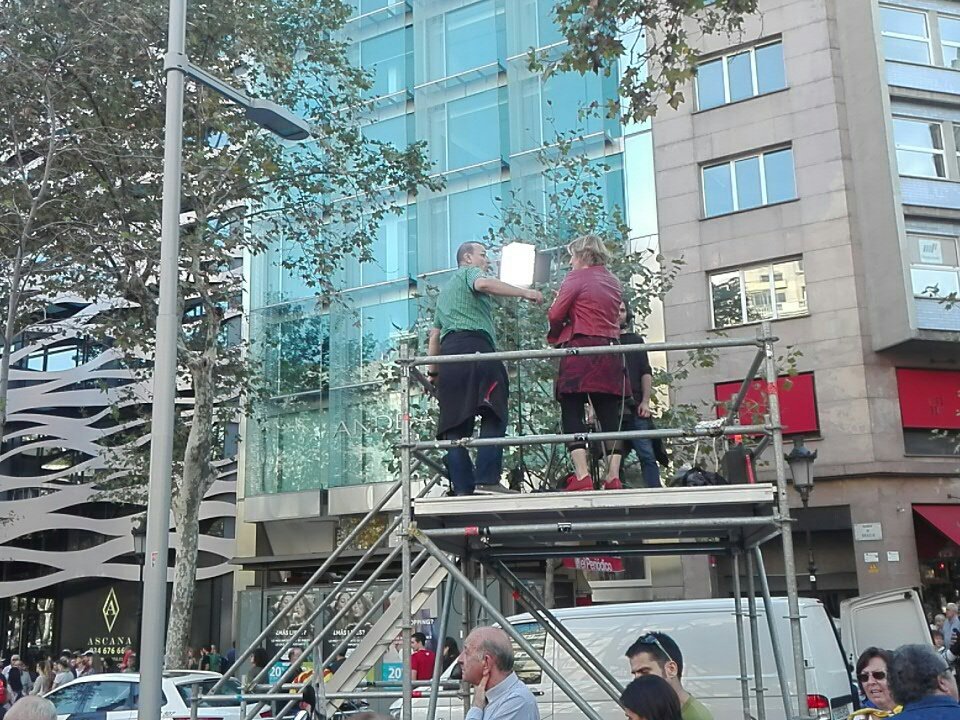 FerranEspada's tweet photo. Equips de TV3. Potser l'última retransmissió en llibertat? Aplaudiments als periodistes al crit de Llibertat. Pell de gallina #copDEstat155 https://t.co/mnD7KY85fM
