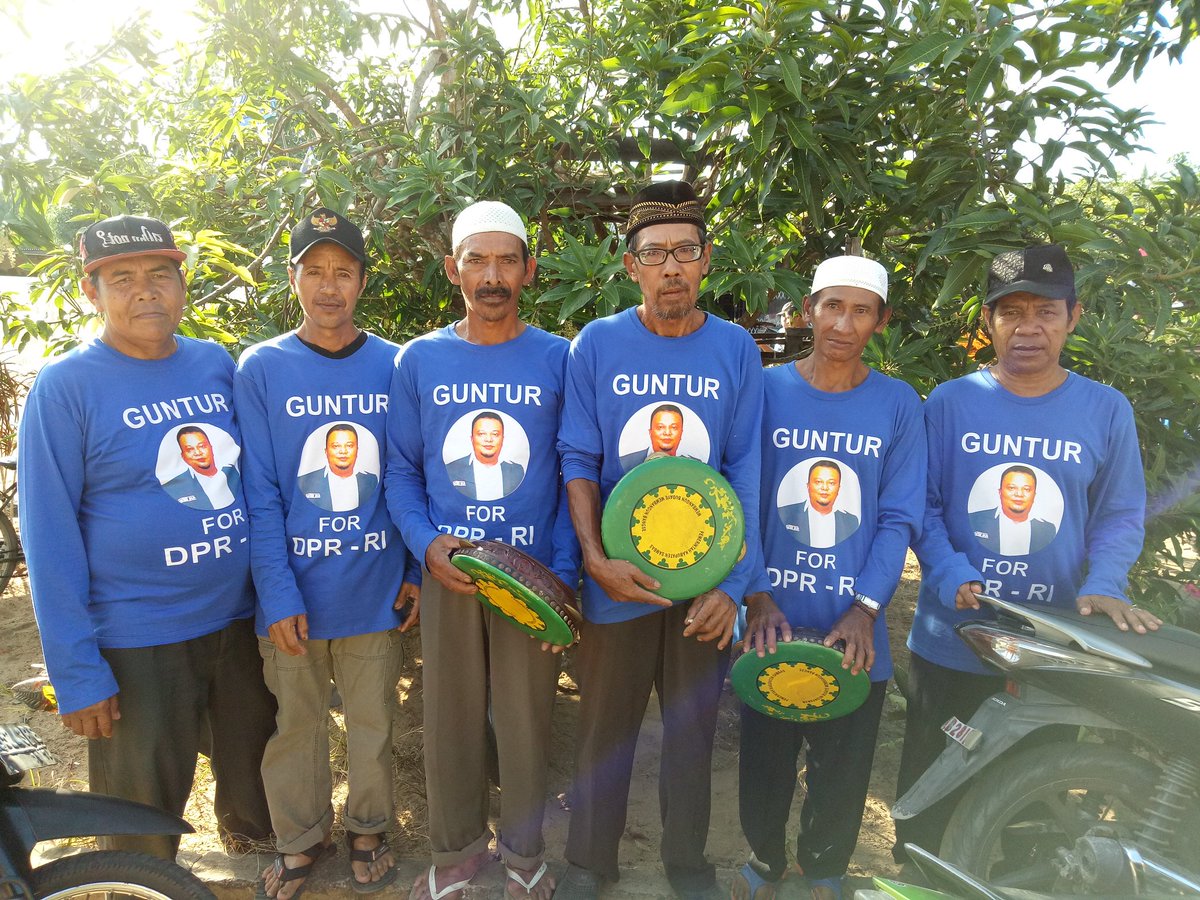 Rizky_PANSbs's tweet photo. @GunturPAN ketika membuka guntur open volley ball 2017 di kec Paloh .. @BeritaPAN @PanSambas @AstoRiskon  @ZUL_Hasan @Official_PAN https://t.co/cxm2rBkaqs