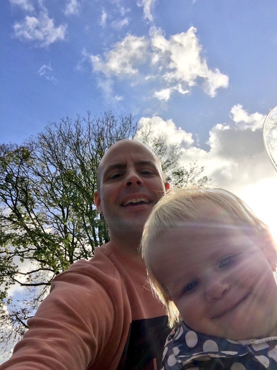 lizzygaillard's tweet photo. Met papa lekker buiten. Uiteraard op de fiets. Gekke hobby heeft die vent🚴🏻 #zonnetje #IndianSummer #fietsen https://t.co/L9Kd5ndUCn