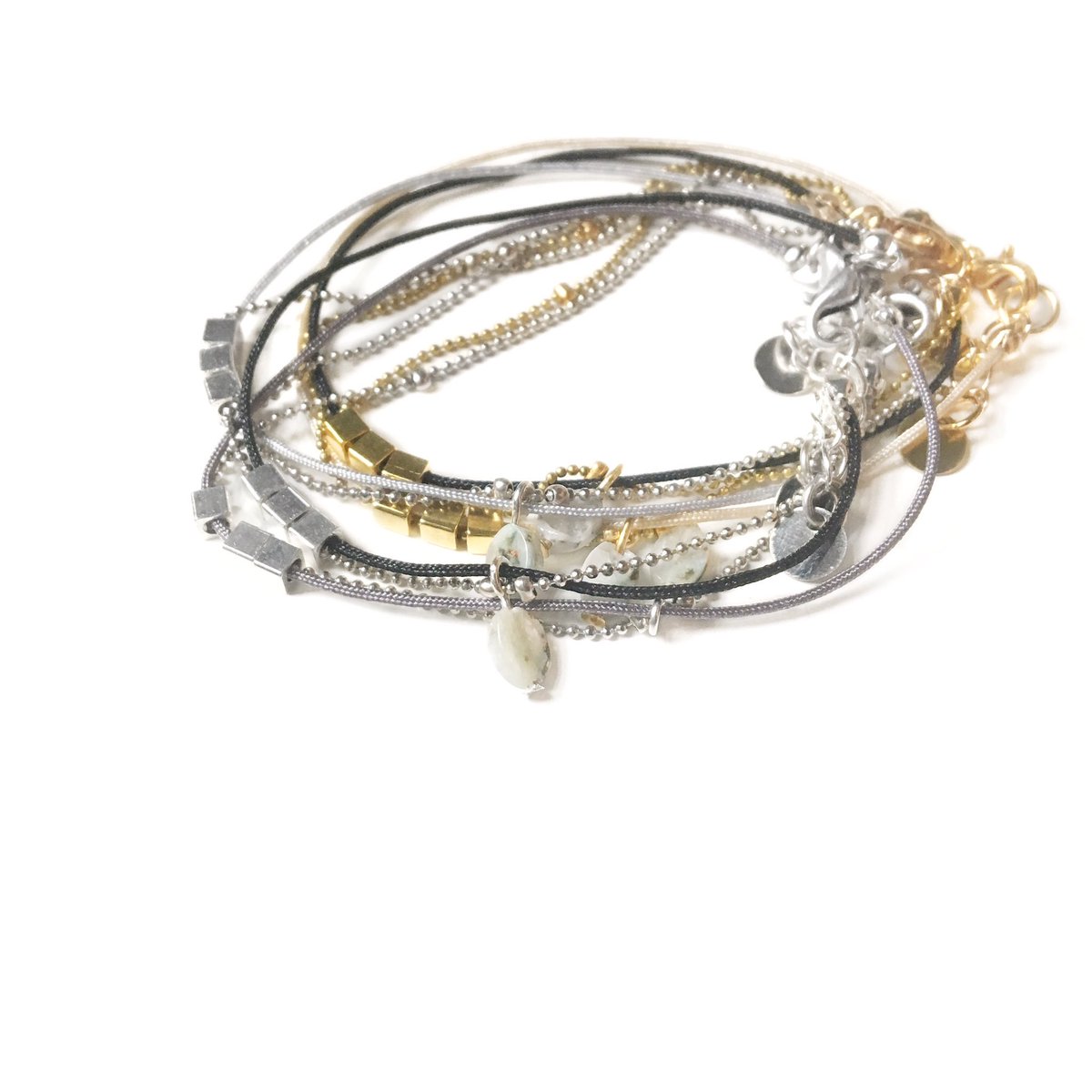 Deze Orion bracelets staan nu online! Fijne armband met klein subtiel kwarts kraaltje.