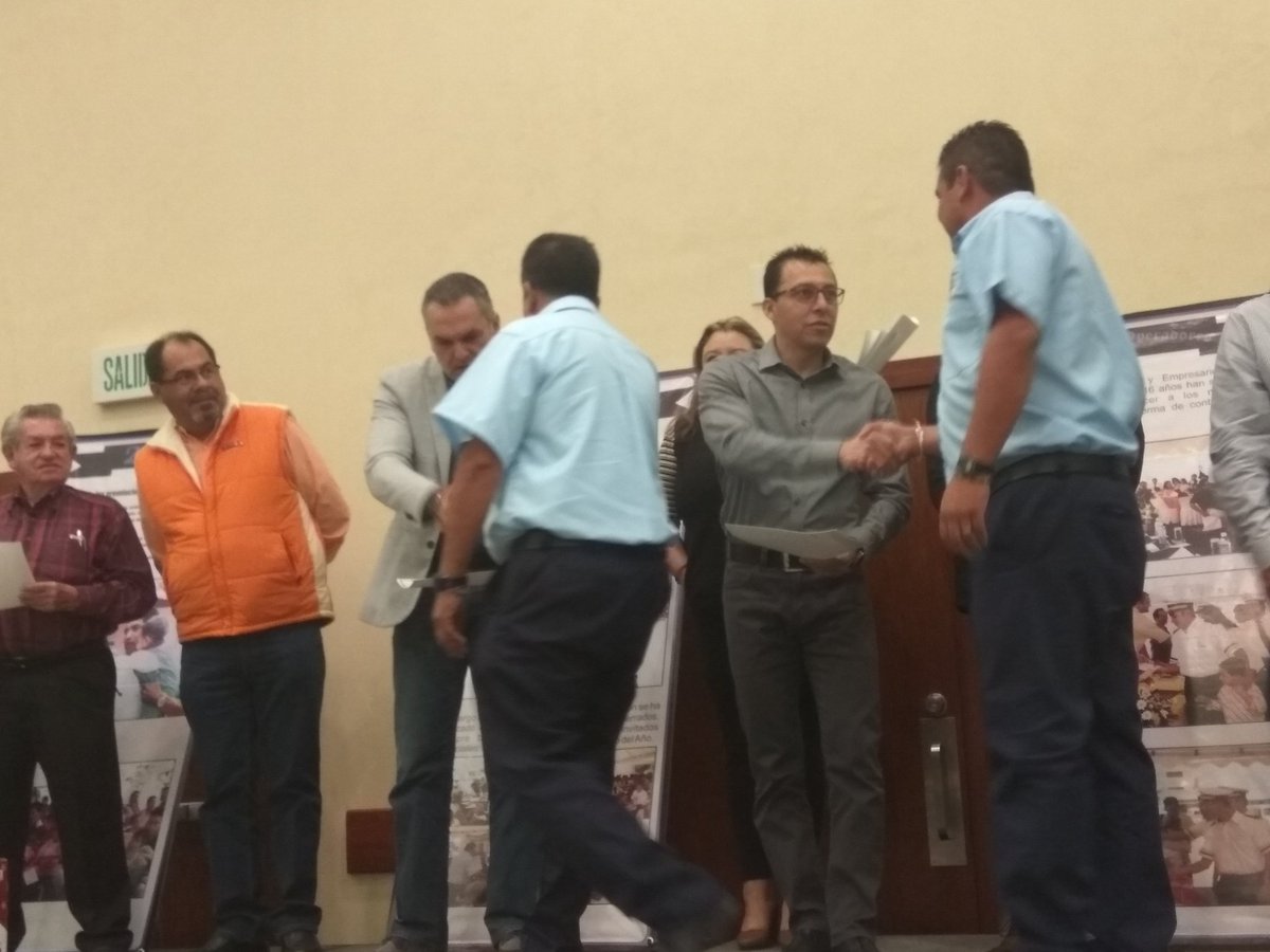 movilidad_leon's tweet photo. Participamos en la premiación a los mejores operadores del transporte, donde reconocemos su trabajo diario https://t.co/P09LbZch7q