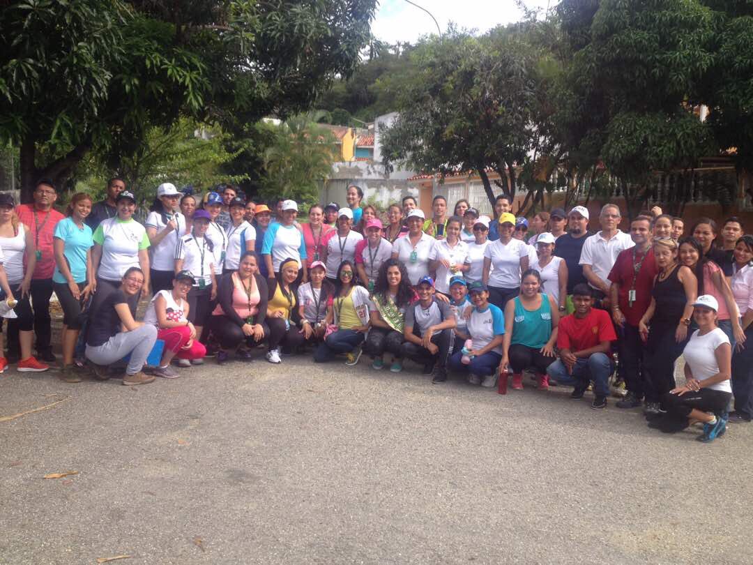 joelbrea's tweet photo. Ayer fue viernes de #CaminataFeliz en el @CMedicoPasoReal con gran participación de empleados, médicos, vecinos y pacientes https://t.co/N4bOLrCgiC