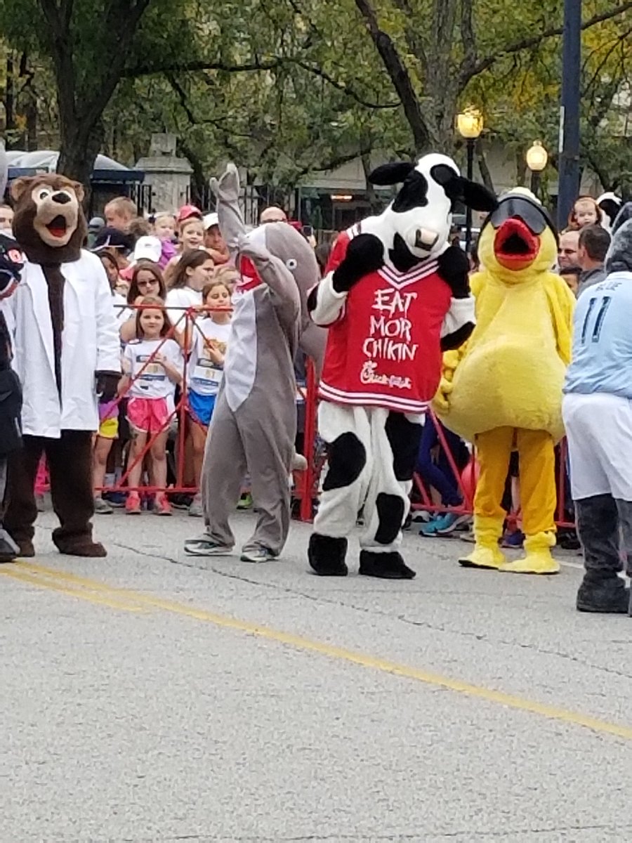 mitchell5sharks's tweet photo. Sheldon getting ready for the big mascot race! @LBSharks @KCMarathon  @ISDSchools #ISDstrong https://t.co/W7iRsj8um0