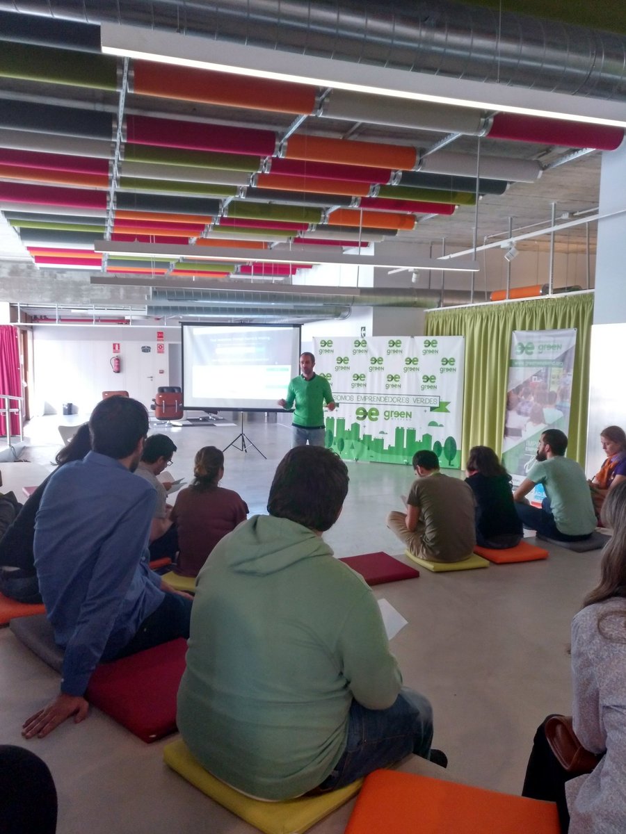 Gude89's tweet photo. Sesión de tarde en la #Greenweekend creación de la web de la empresa. #urbandigitalbox #SmartWood. #emprendedores #mentoring https://t.co/B7JNHWL473