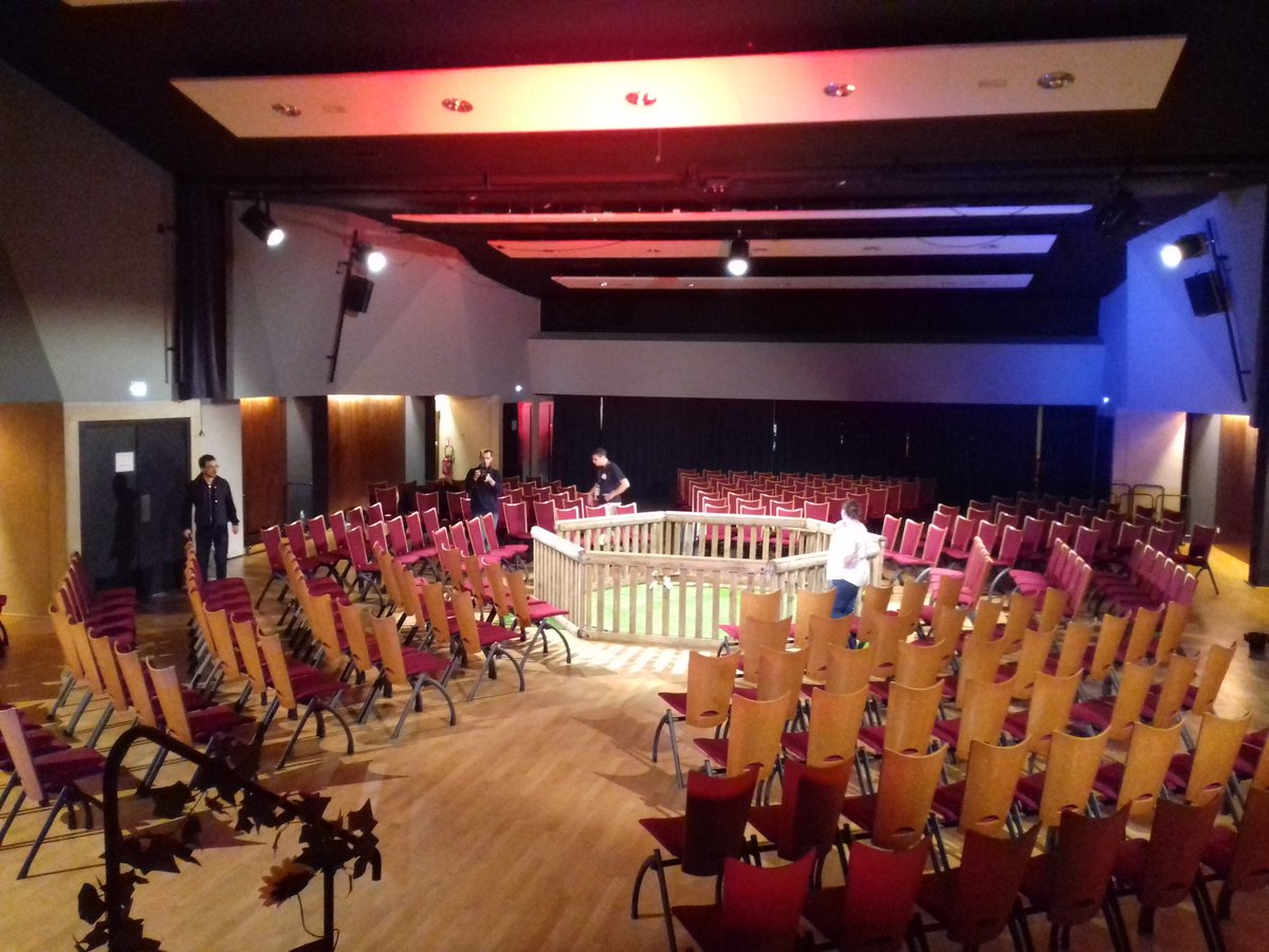 Préparations en cours pour ce week-end de l'Impro est dans le pré!! Il reste des places, n'hésitez pas! A ce soir! ;)