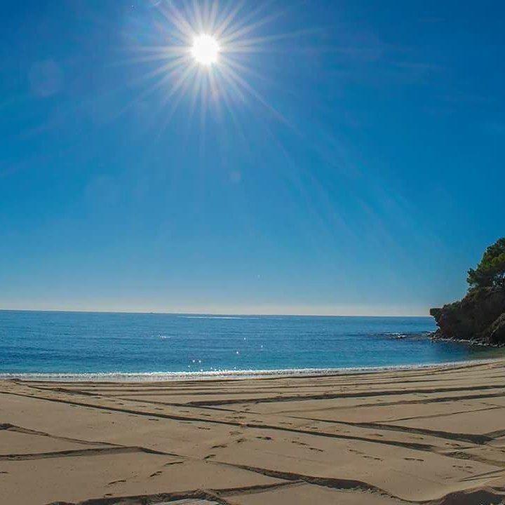 Plus_Holidays's tweet photo. Belle option pour commencer le week-end!Non ce ne sont pas les Caraïbes mais les eaux transparentes de la Playa de la #Fustera à #Benissa! https://t.co/aUZZY6MyHd
