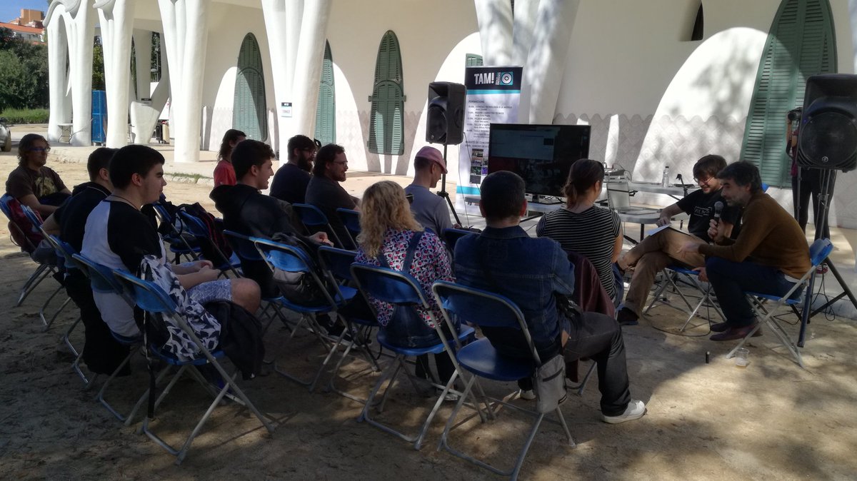 FestivalTam's tweet photo. Fent el taller de Filmar música amb @tots_sants #tam2017 https://t.co/ev93xga963