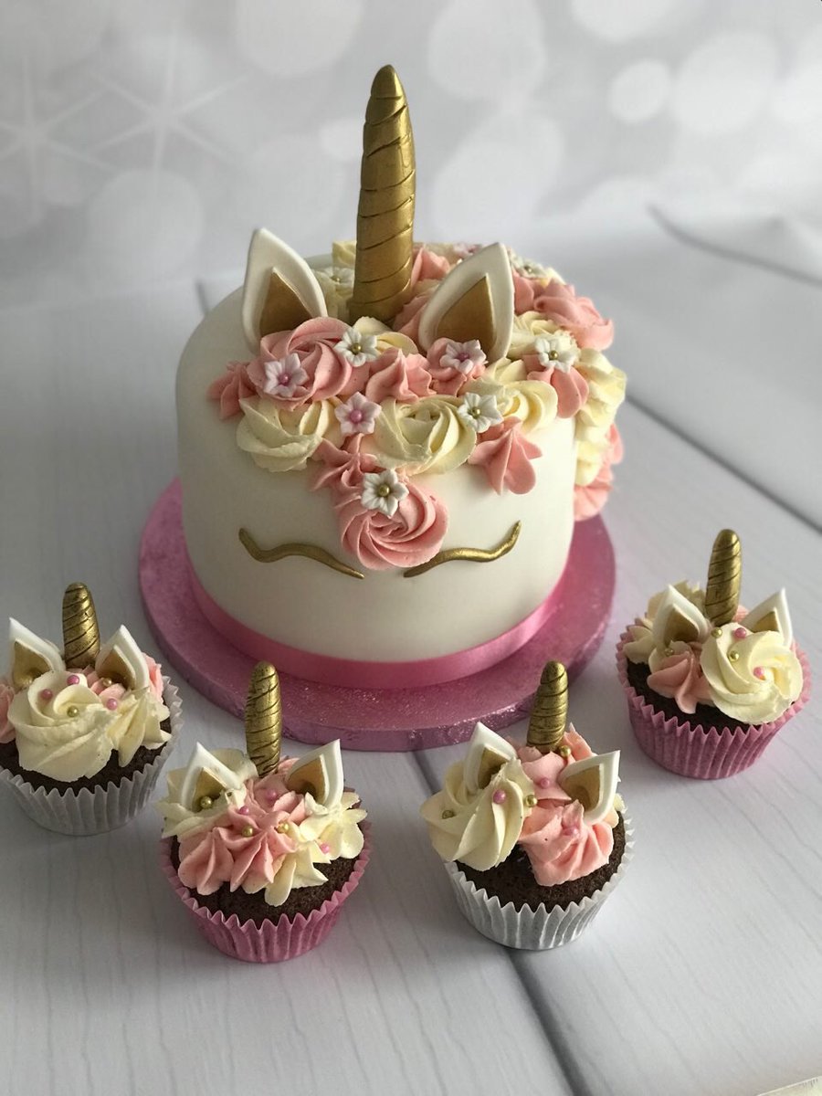 velvetrosebaker's tweet photo. Unicorn cake and cupcake set π¦#unicorns #unicorncake #kkreamykakes #birmingham #thebackdropdifference https://t.co/U44RKiBy1t