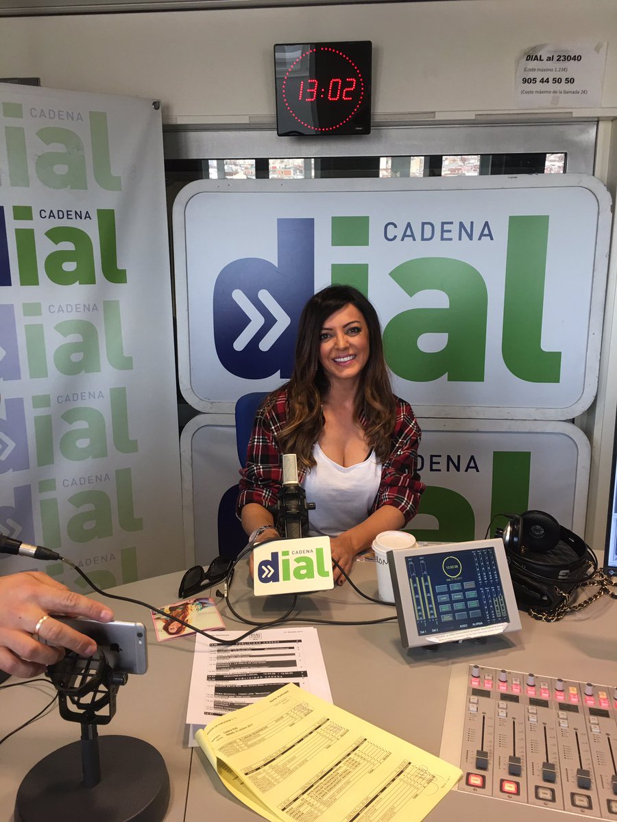 Hit21Production's tweet photo. Ya está @MercheOficial en directo desde @Cadena_Dial @Dialtalcual #DeOtraManera #MercheDialTalCual https://t.co/8fg8jmUoHU