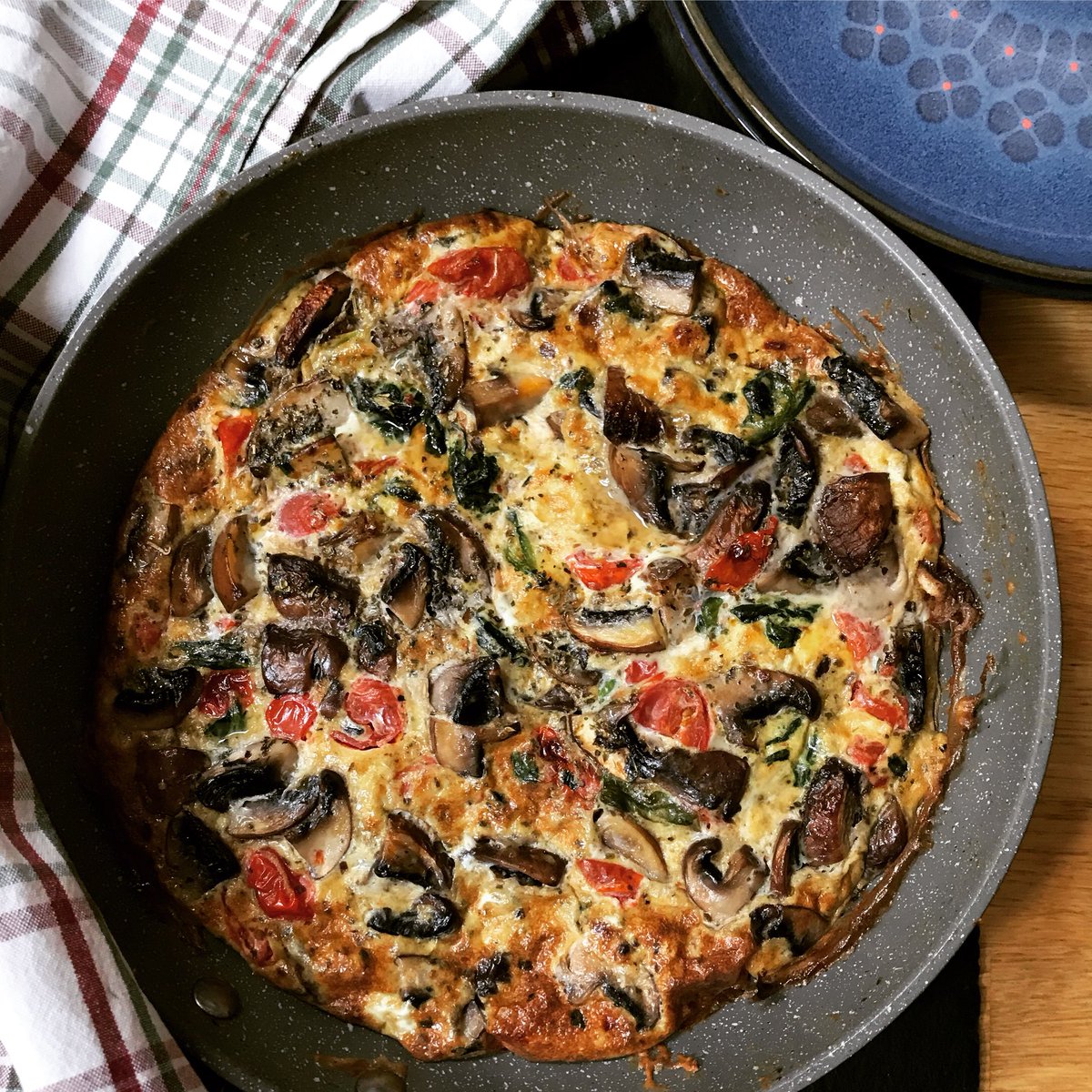 WeePinchofSugar's tweet photo. A morning for a hot breakfast. Mushroom, tomato & spinach frittata cooked in the excellent @StellarCookware #Rocktanium frying pan #nonstick https://t.co/uw930VOc9w
