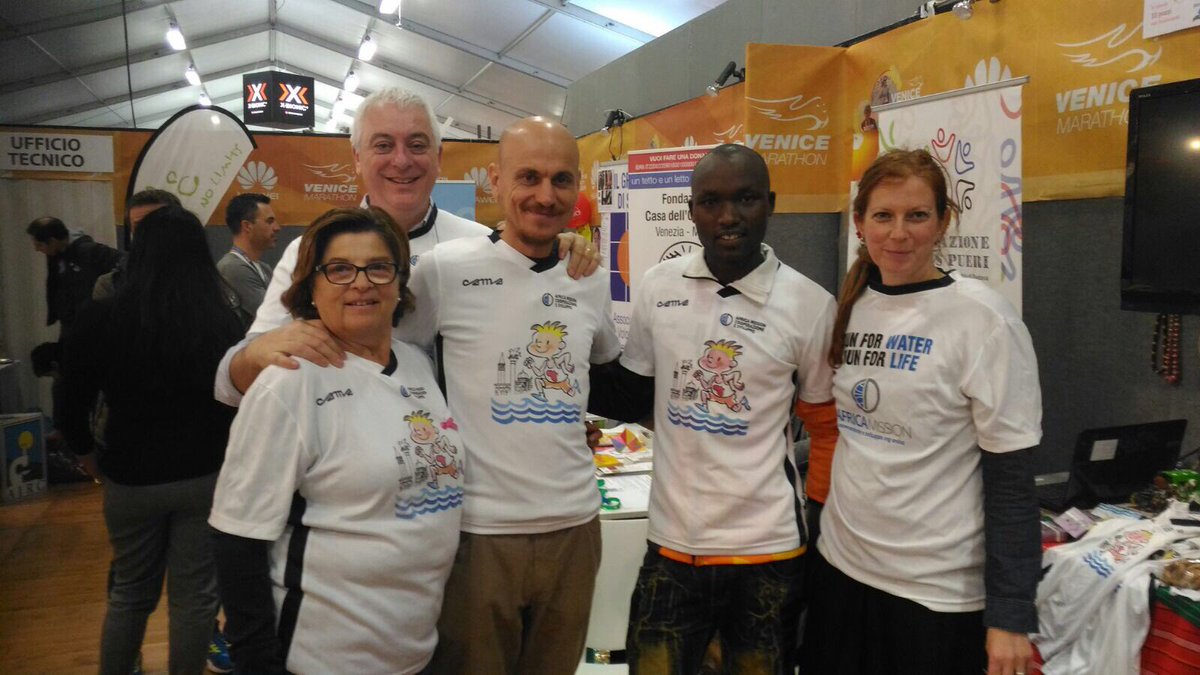 Africa_Mission_'s tweet photo. Ed è subito @Venicemarathon e noi ci siamo @Retedeldono #VM17 https://t.co/vyyKIko2Su