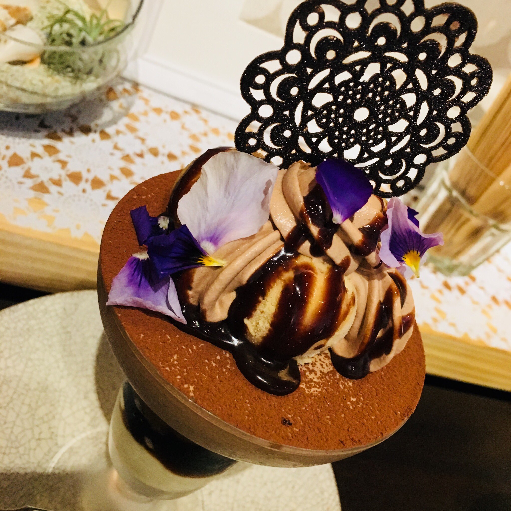 えいさく 逗子にあるdessert Cafe Hachidori ショコラとバナナのパフェ 3種のアイス 柿とほうじ茶のパフェ わらび餅と黒蜜を添えて 子どもがいるからゆっくり食べれない というより美味しくて一気に食べてしまった デザートカフェハチドリ T