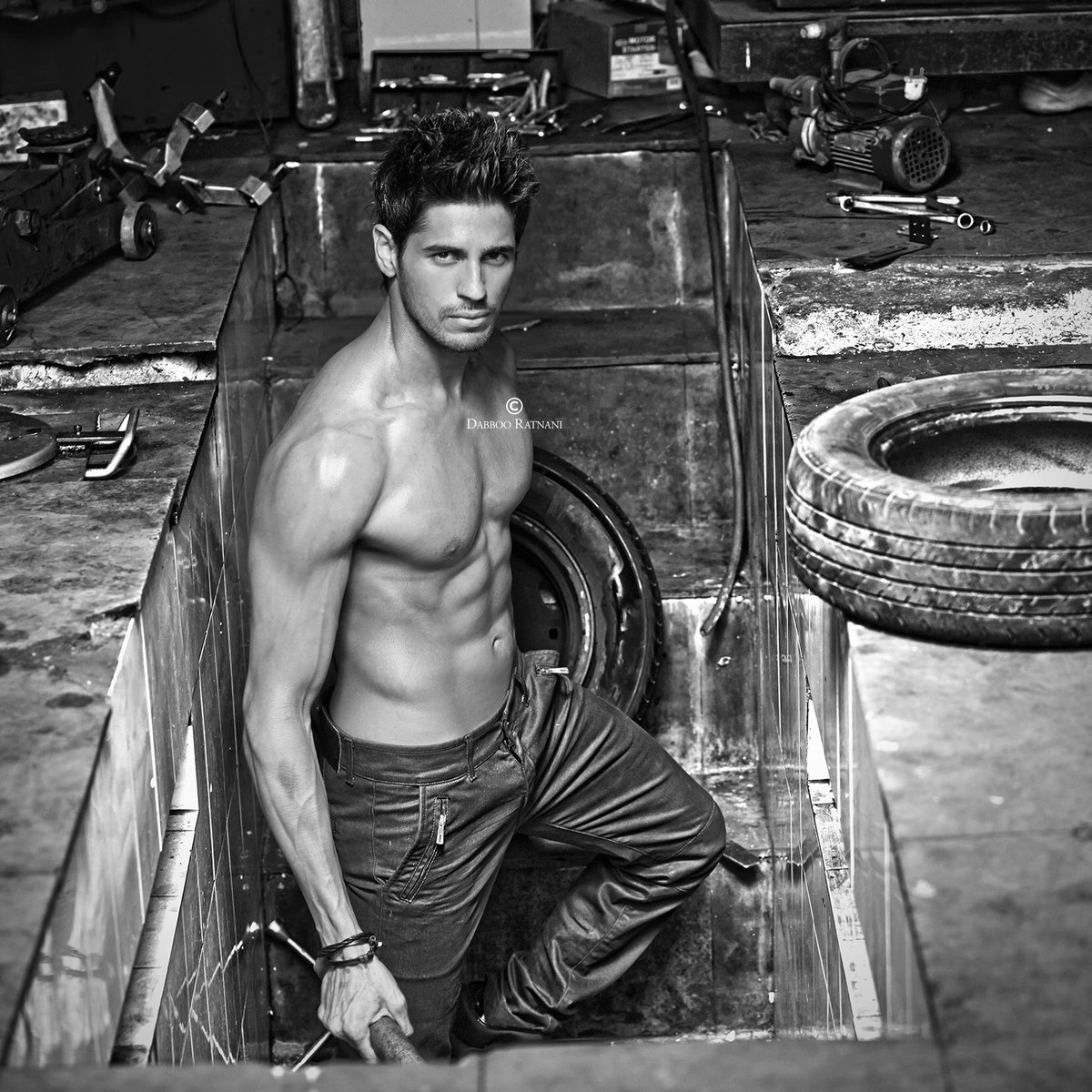 DabbooRatnani's tweet image. Make Your Body The Sexiest Outfit You Own!! @S1dharthM 👊🏼💪🏼 @ManishaDRatnani #sexysaturdays #dabbooratnanicalendar #FitnessMotivation