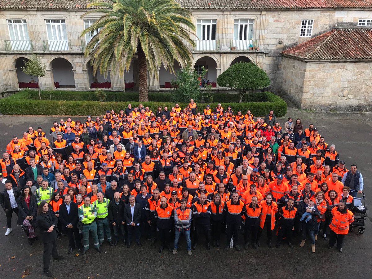 ConsPresidencia's tweet photo. Formación, axudas, equipamento... Sempre cos voluntarios de Protección Civil. Hoxe, nas xornadas de convivencia en Ourense https://t.co/0VqSOiRlab