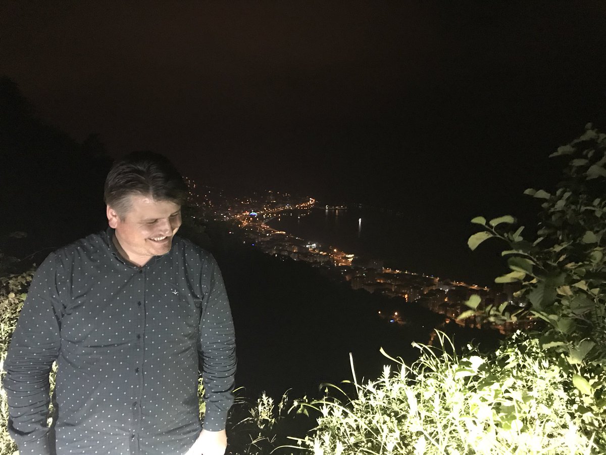 #Rize
Bir akşam ışığı sağıma seni soluma aldım Ve yürüdüm eyyy Aziz RİZE