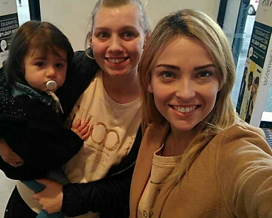 EvaDurot's tweet photo. Il y a 1 ans j'ai rencontrer @inesvandamme pour la dédicace pour l'album #MyWay elle m'avais souhaiter mon anniversaire 😊 💝💝 https://t.co/P9eYVeT0Ee
