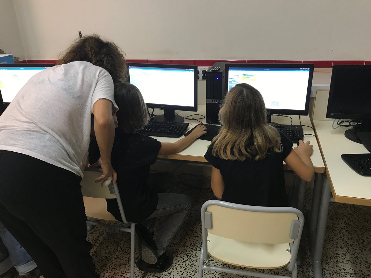 csraspberryjam's tweet photo. @peterks3 y @glupko_tuitero han impartido el taller "Programa el robot #mBot" una herramienta pensada para los más peques. #csraspberryjam https://t.co/ergxMOuqfE