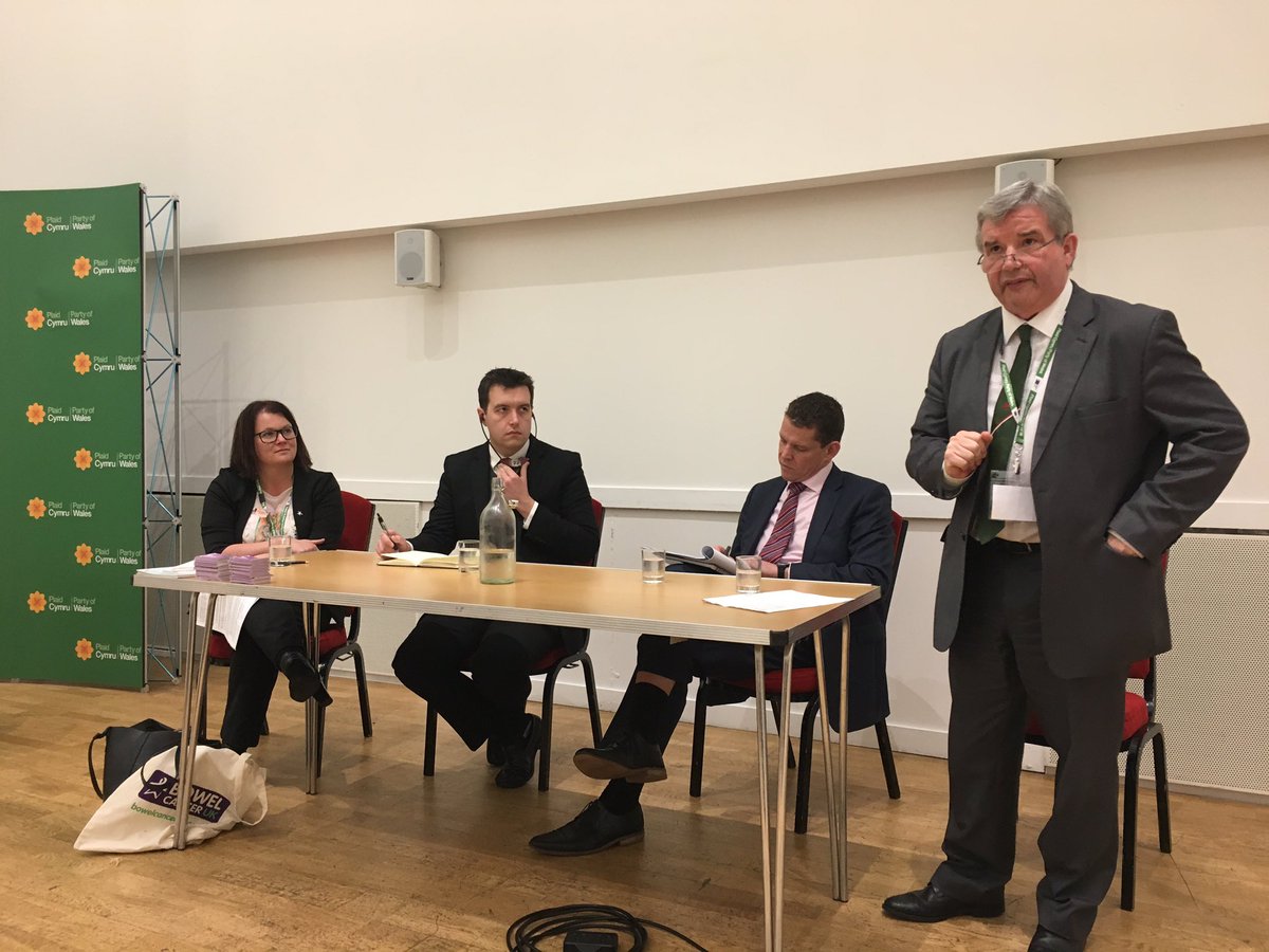 ClareBath1's tweet photo. Thanks @DaiLloydAM for chairing our big welsh cancer debate fringe @Plaid17 https://t.co/zXhc5zskau