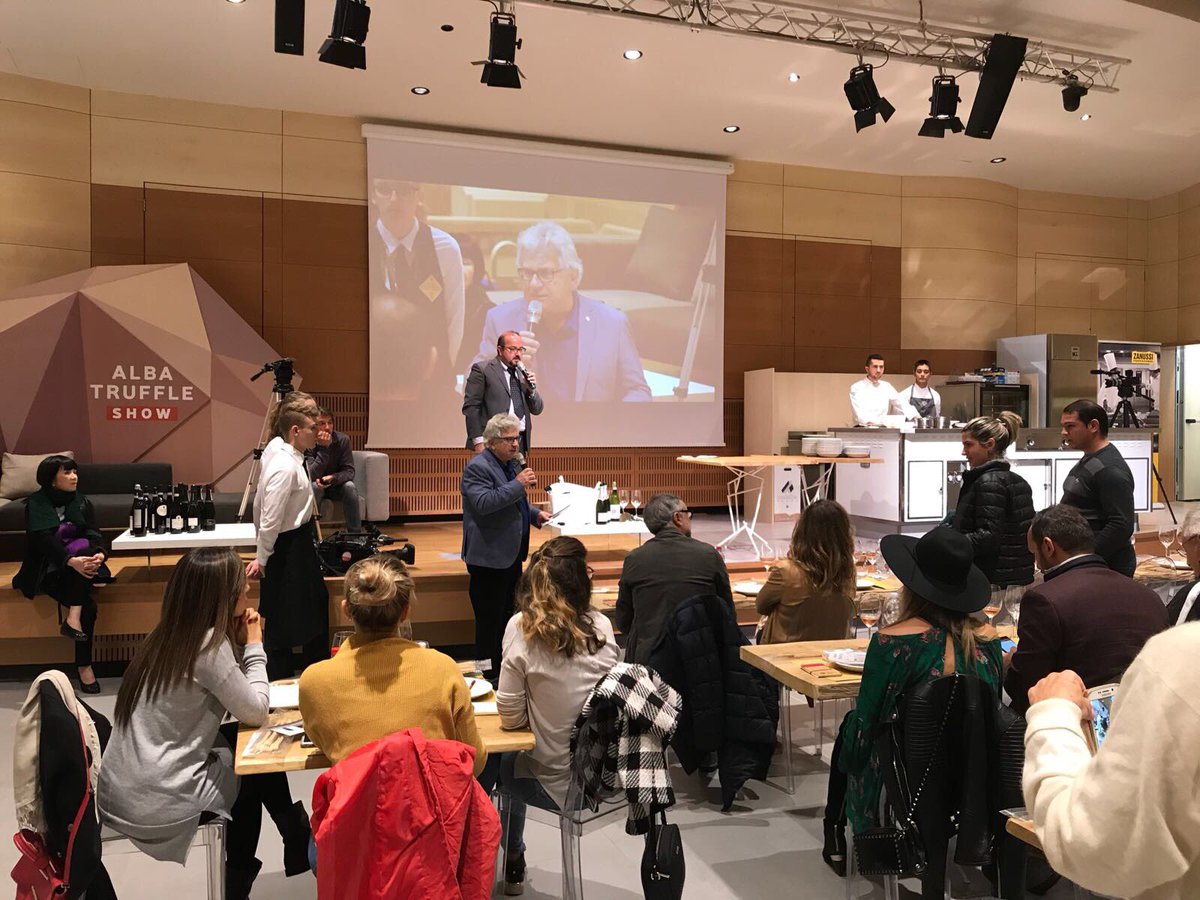 AltaLangaDOCG's tweet photo. Ai #FoodiesMoments con i piatti di #chef #FedericoGallo @Locanda_Pilone #altalangadocg Cascina Bretta Rossa @AlbaTruffle 🍽🍾 https://t.co/8mW4Y4eE1t