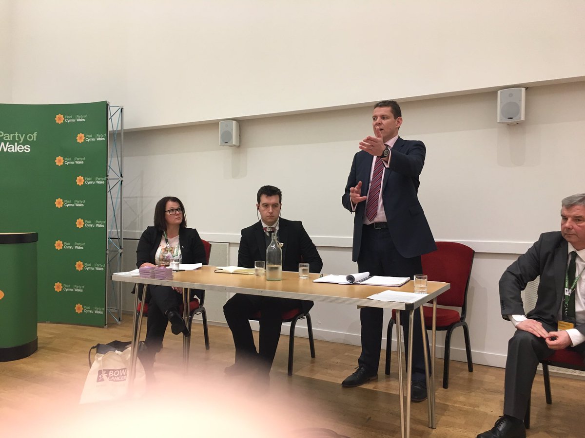 ClareBath1's tweet photo. @RhunapIorwerth is outlining how we can improve cancer outcomes in Wales at the CRUK Fringe Meeting #Plaid17 https://t.co/ly3EJ9RUFq