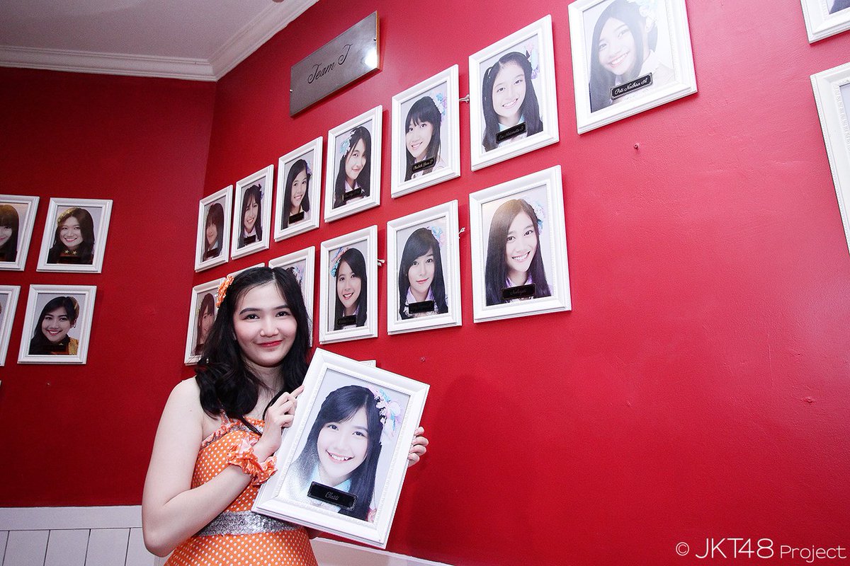 Hari ini Christi telah tampil untuk terakhir kalinya di JKT48 Theater. Terima kasih dan Happy Graduation, Christi!