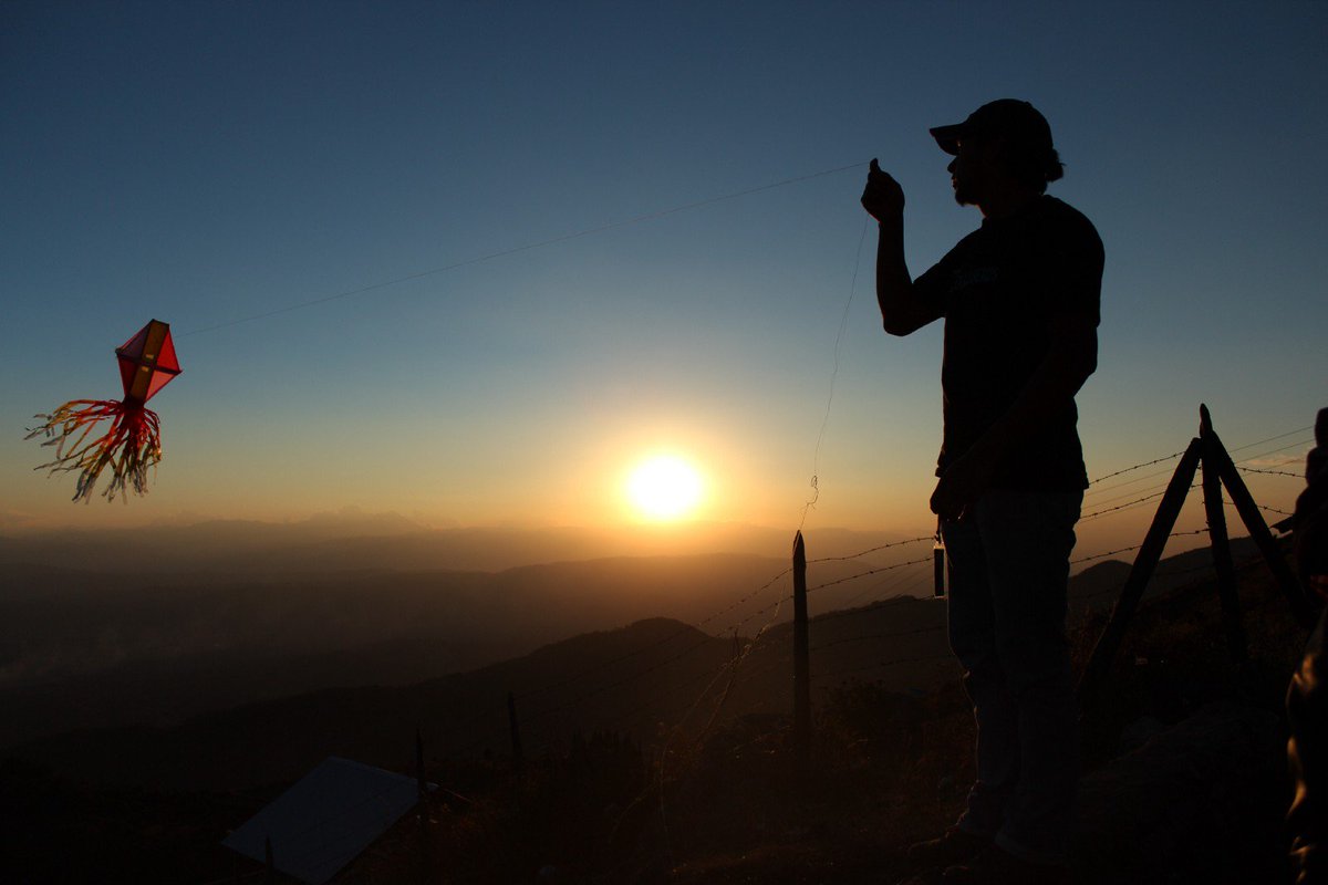Tomorrow 16-18h: Explore unconditional #gratefulness as bridge between life-death by making #Mayan kites. bit.ly/2zAIzwV #DDW17