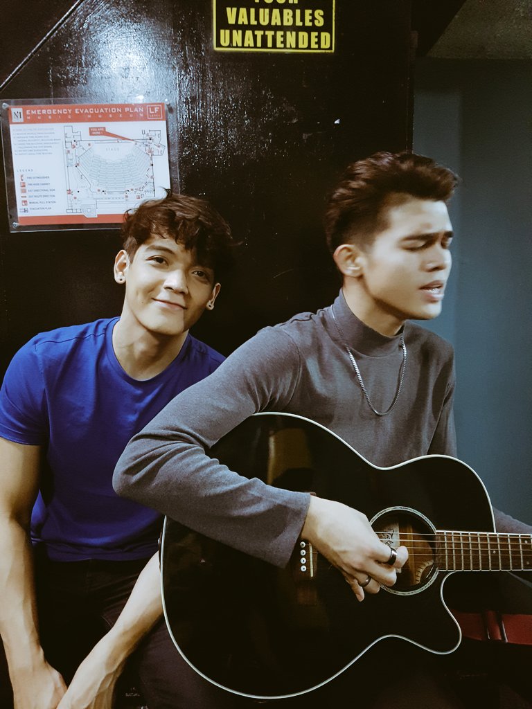 voltzvallejo's tweet photo. Starting in a few! #PapaPeh #PapaVeh #YlonaArrival #OneMusicPh https://t.co/wWaCaLyZap