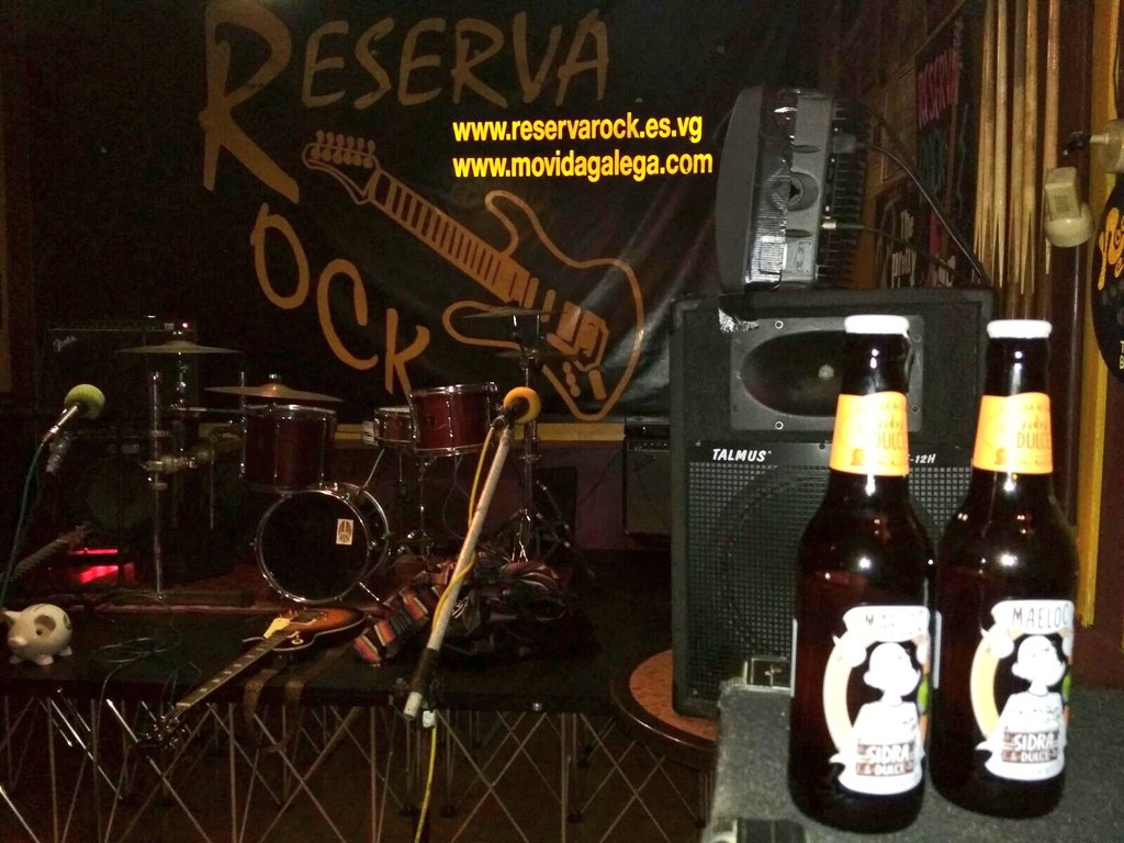 maketon's tweet photo. Iniciamos gira #MaketónWay #LOS40 Vigo by #Maeloc con #TheLelliKellys a golpe de sesión mañanarera en el 18 aniversario de la #ReservaRock https://t.co/wpoxA7xphP