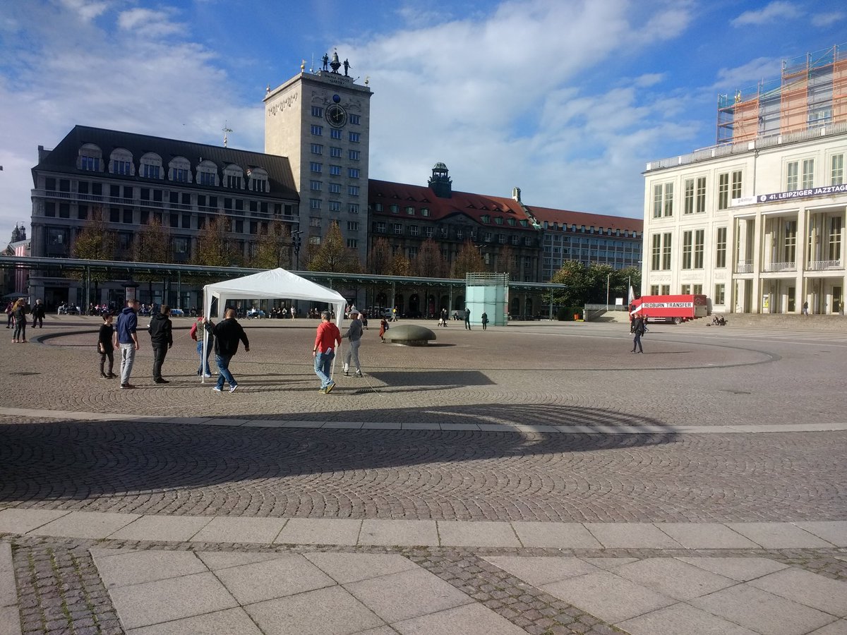 luna_le's tweet photo. Aufbau des #Protestcamp gegen #Abschiebungen läuft #protestLEJ #le2110 https://t.co/OOCATUnkCH