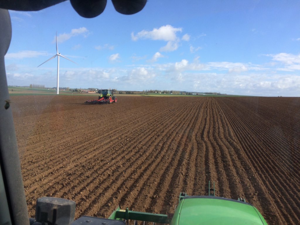 annetissot3's tweet photo. #semis2017 de Cellule en famille 🌾🌞 #agrimaman aussi ! https://t.co/0CYxe8T42z