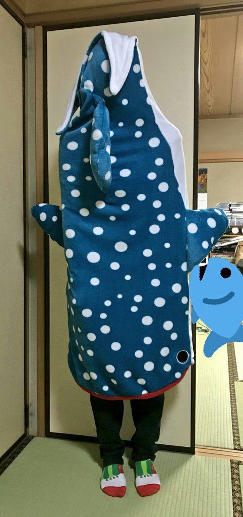 しまむらで衝動買いした履けるブランケットがどちゃくそ可愛いから見てくれ これジンベイザメなんだけど 他にもワニと人魚あったよ