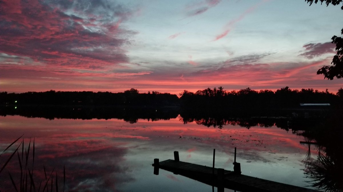 CandaceM_wx's tweet photo. A beautiful Saturday sunrise around West Michigan! Thanks for sharing Thomas, Dave and Judy! #standale #thomaslake #sunrise #PureMichigan https://t.co/Nj5Gl8A4gB