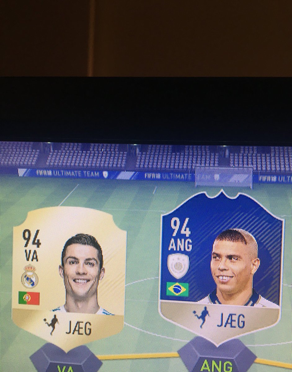 AggeRosenmeier's tweet photo. Ronaldo Looking at Ronaldo Like. Cheat codes about to activated 😏 https://t.co/JsrH81zYGo