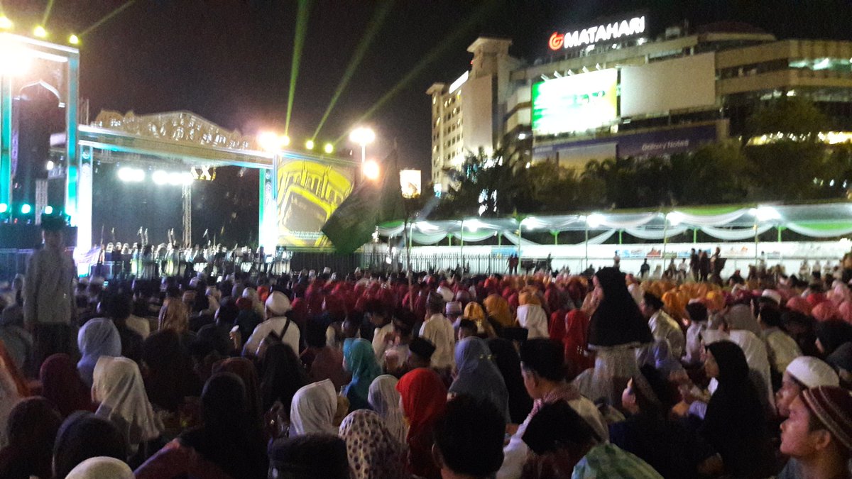 nujateng's tweet photo. Malam Shalawat Kebangsaan Hari Santri 2017 https://t.co/bbRAY2l1DO