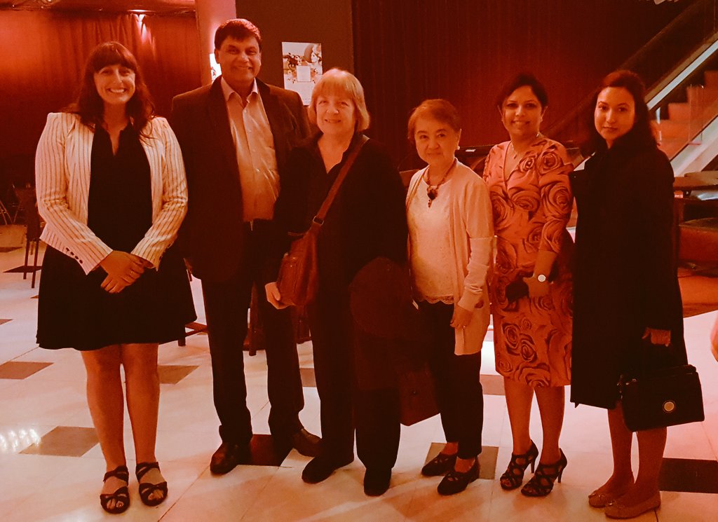 DoktorGen's tweet photo. Such a lovely evening w/ @RalphNMartins1 @marynewportmd & #research family talking about ketones, coconut oil, & cognition #bethechange2017 https://t.co/ugRaPRzu9X