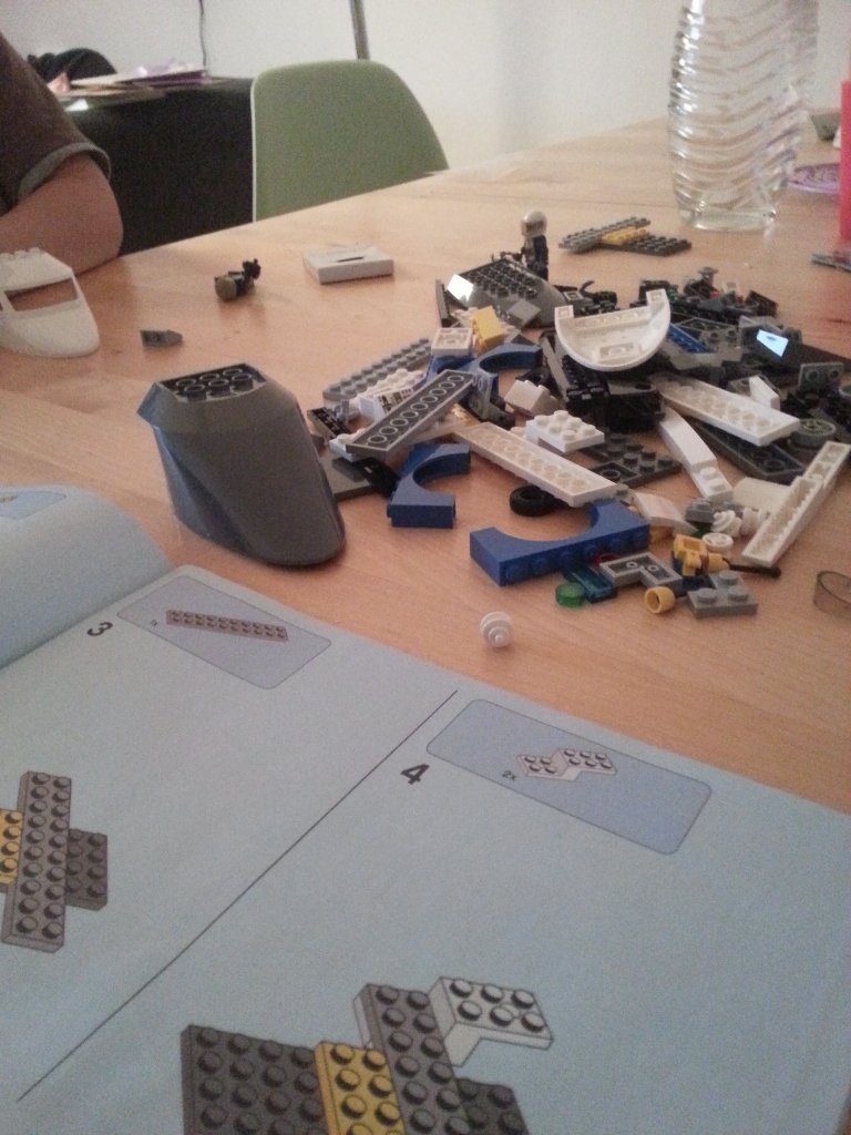 derHawk's tweet photo. Ein Spaß für Groß und Klein. Wer hat hier wohl mehr davon? Vater oder Sohn? #Lego #legocity https://t.co/0aY9dVQwmE