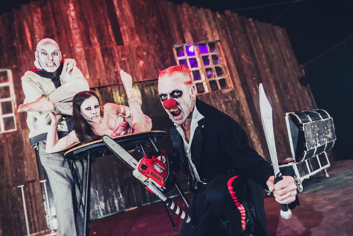 PixieLeKnot's tweet photo. I will be performing tomorrow @HuddsHaunting at 2pm, come meet me! #hauntedhouse #HorrorMovies https://t.co/P57tgY9wkP