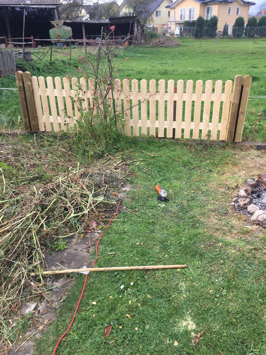 DerOkami's tweet photo. Zaun gebaut! (Noch nicht komplett!!!) #Zaun #Arbeit #Nochnichtfertig https://t.co/TiF56bX0OG