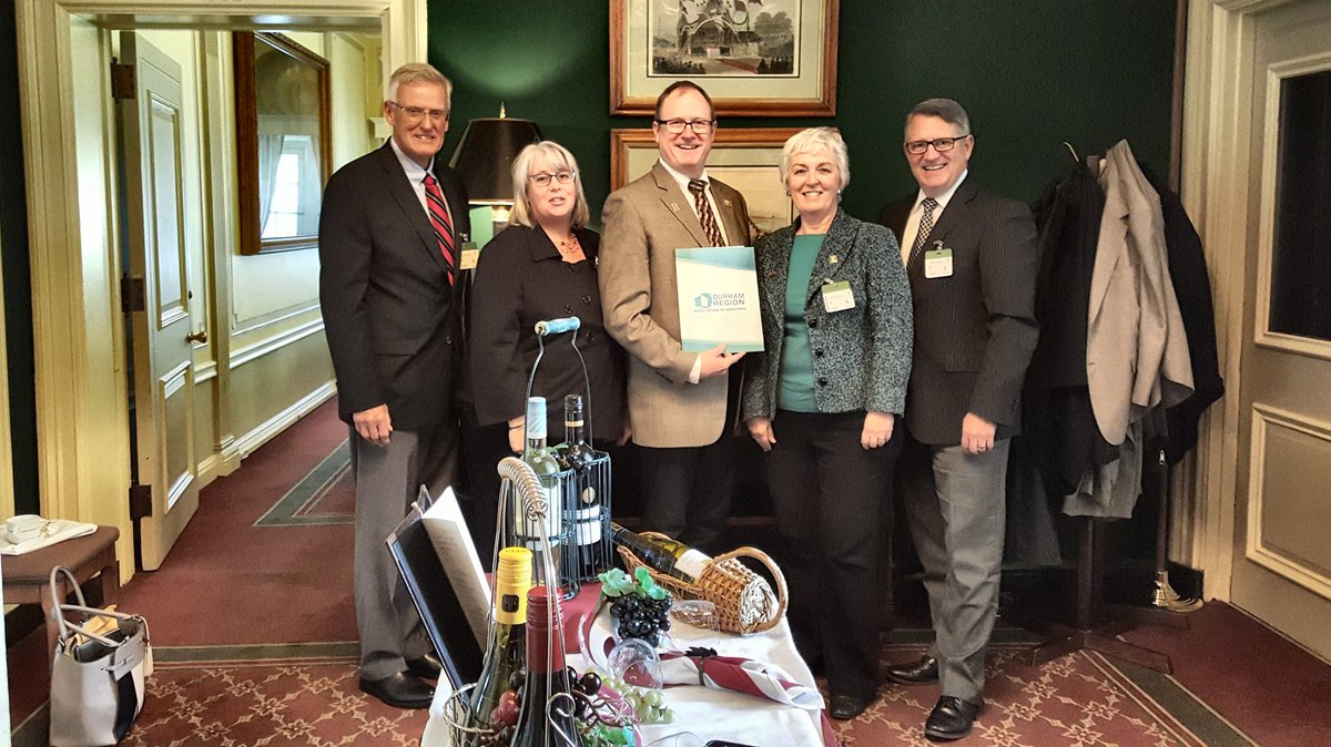 RogerBouma's tweet photo. TY @ColinCarrie for inviting us to lunch and supporting changes to Home Buyers Plan @DRARWendy @Blair_RLP @DurhamRENews #CREAPAC17 https://t.co/IzdoFd4ldS